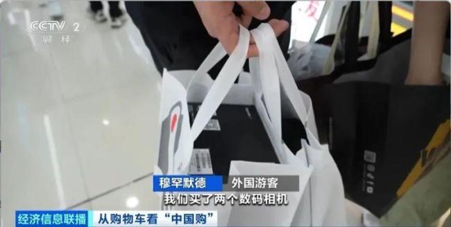 外国游客涌入华强北疯狂“扫货” 科技产品受追捧