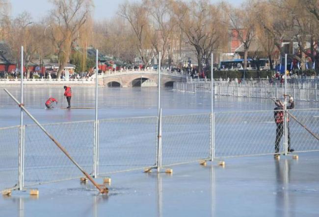 北京各大冰场因气温偏高暂未开放，什刹海正筹备