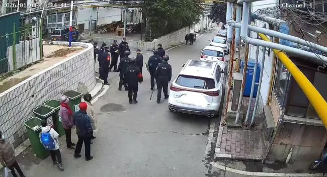 精神病患者称邻居制毒 大批警察上门