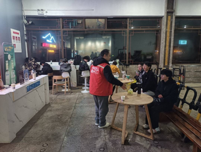 元旦假期爬峨眉山返程“打擠”有游客被困山上？