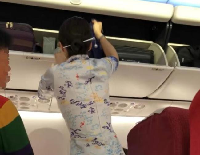 海航空姐戴发簪被质疑存安全隐患,航司回应无尖锐部分 安全与美观并重