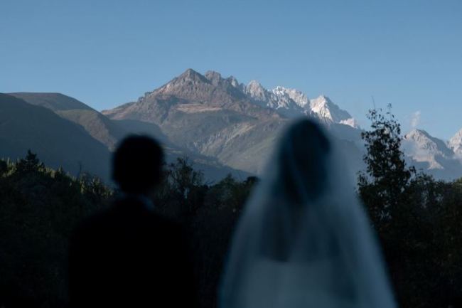 霍启仁妻子公开婚礼现场照 相恋5年终成果