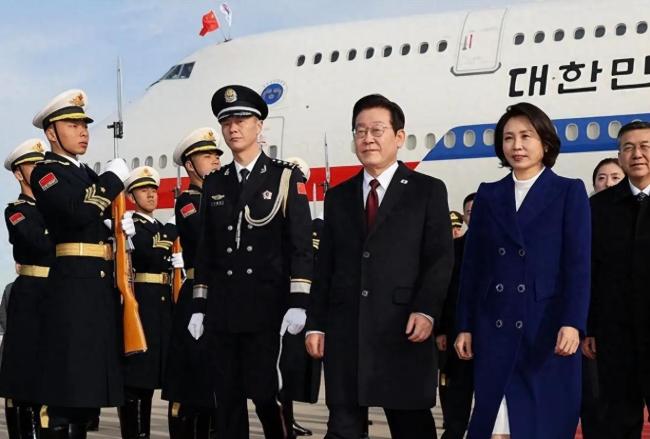 李在明分享镜头中的中国军人 新年访华引发外交关注