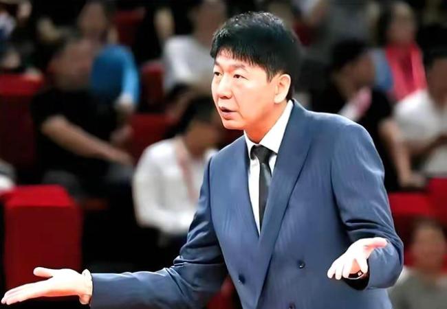 邱彪发怒为什么要摔衣服，郑昊燃犯规为什么要笑？ 争议判罚引发冲动