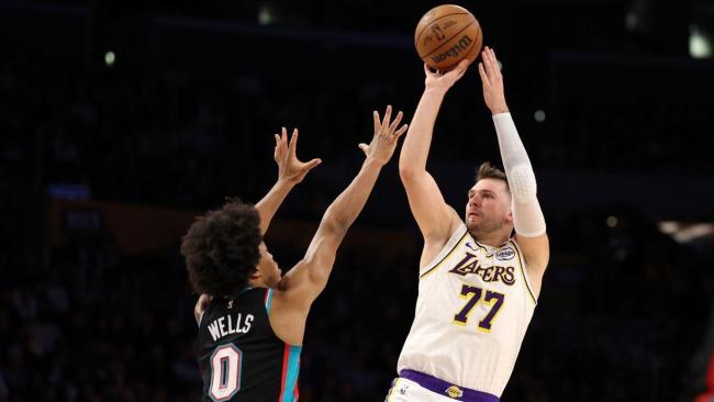 数据帝：26 7 10！老詹再创NBA纪录 杀星29分钟9三分队史第二人 湖人逆转灰熊