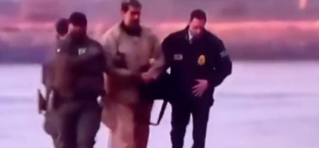 马杜罗“出庭”完整画面：跪着爬上囚车 拒绝美方指控