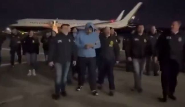 马杜罗被押送人员拖着前行 抵达美国受押解