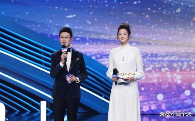 A magical crossover between volleyball and badminton players! Hui Ruoqi and Wang Chang hosted the 2025 Sports Glory Night, sports stars shine on a new stage