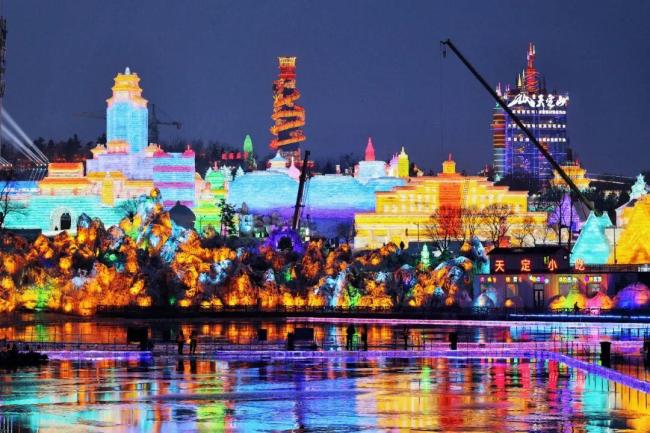 董宇辉学做冰雕 点燃全国冰雪热情