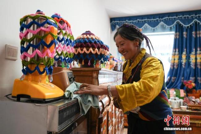 西藏定日震后一周年回访 新居迎新生