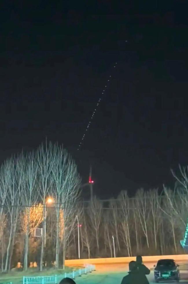 河南多地夜空现“神秘光点” 星链卫星过境
