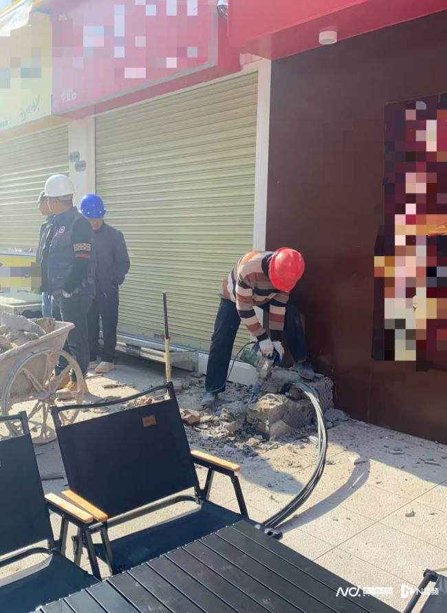 东莞一餐饮店门口突设光缆箱引争议 多方协调解决