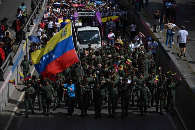 委内瑞拉首都爆发大规模集会支持马杜罗