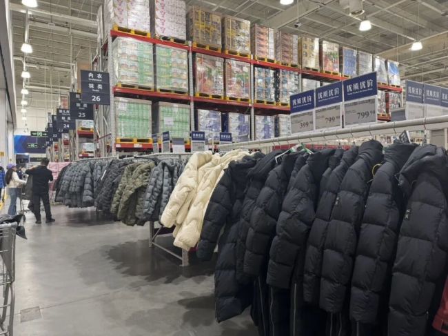 中产涌入超市抢300元羽绒服 性价比引热潮
