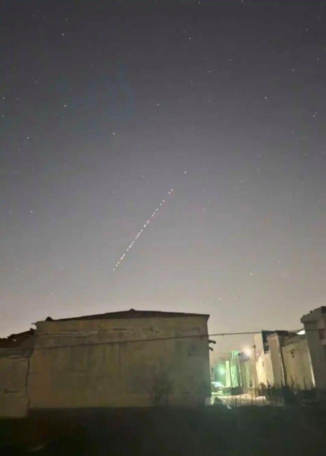河南多地夜空现"神秘光点" 星链卫星过境引发热议