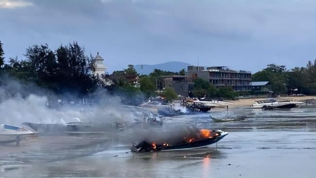 泰国普吉岛码头20多艘快艇被烧 大火导致出海行程取消