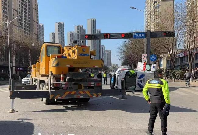 医院回应救护车发生交通事故 车内人员平安获救