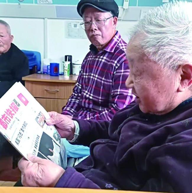 75岁大伯分享父母长寿经验 坚持运动阅读规律生活