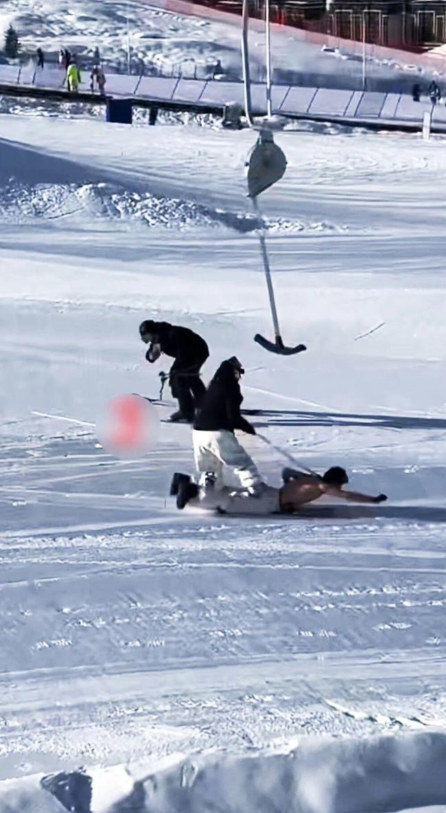 滑雪场现“拴脖遛狗式”滑雪