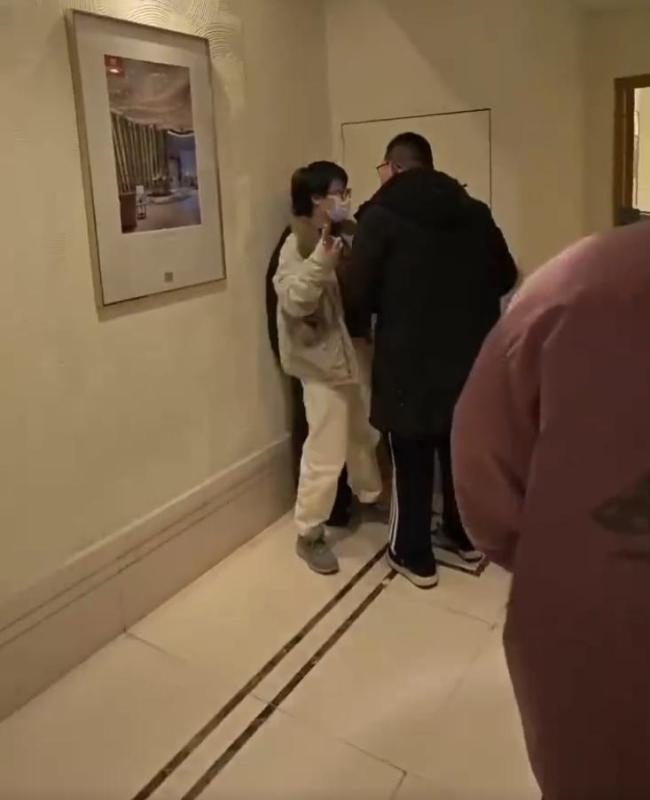 近身强行战斗！22岁女演员遭生分男人扰攘围堵 事件激励网友热议