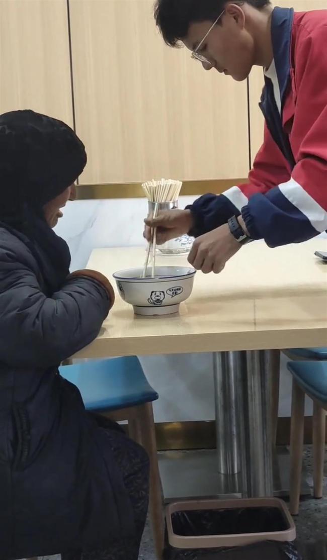 学生为目生老东谈主夹断面条获数万点赞 暖心举动感动网友