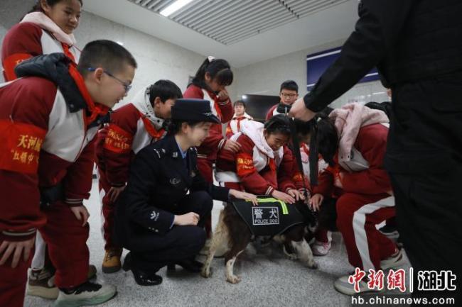 今天是第6个中国人民警察节 红领巾与警同行
