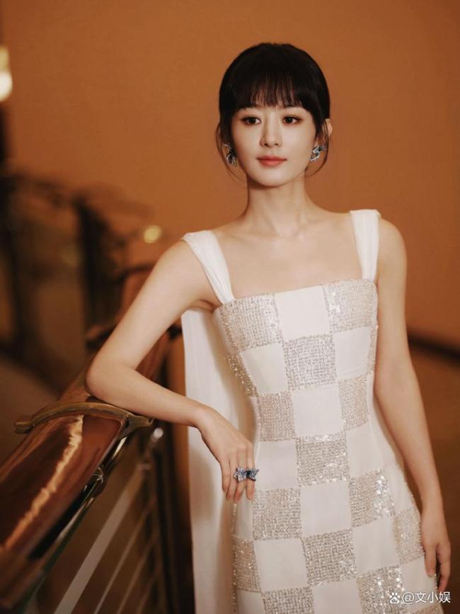 赵丽颖被说念具砸懵了 东说念主形移动录像机走红