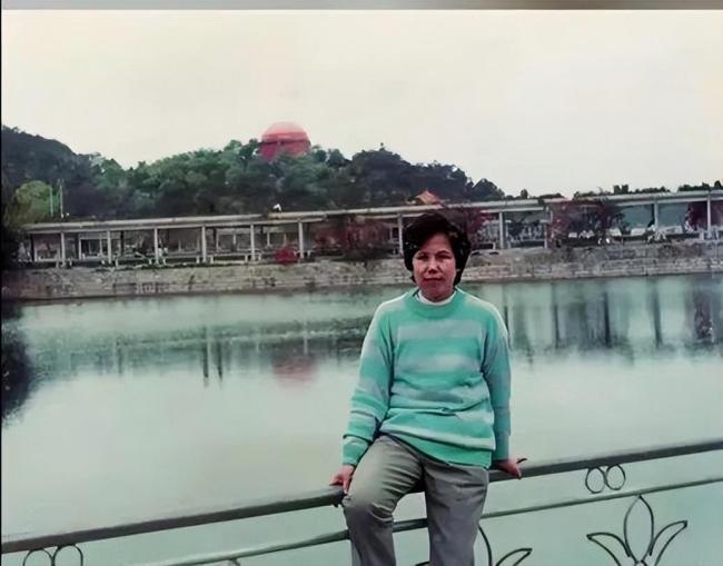 他为母亲生命的终点奏响最后一曲 孝道最好的模样