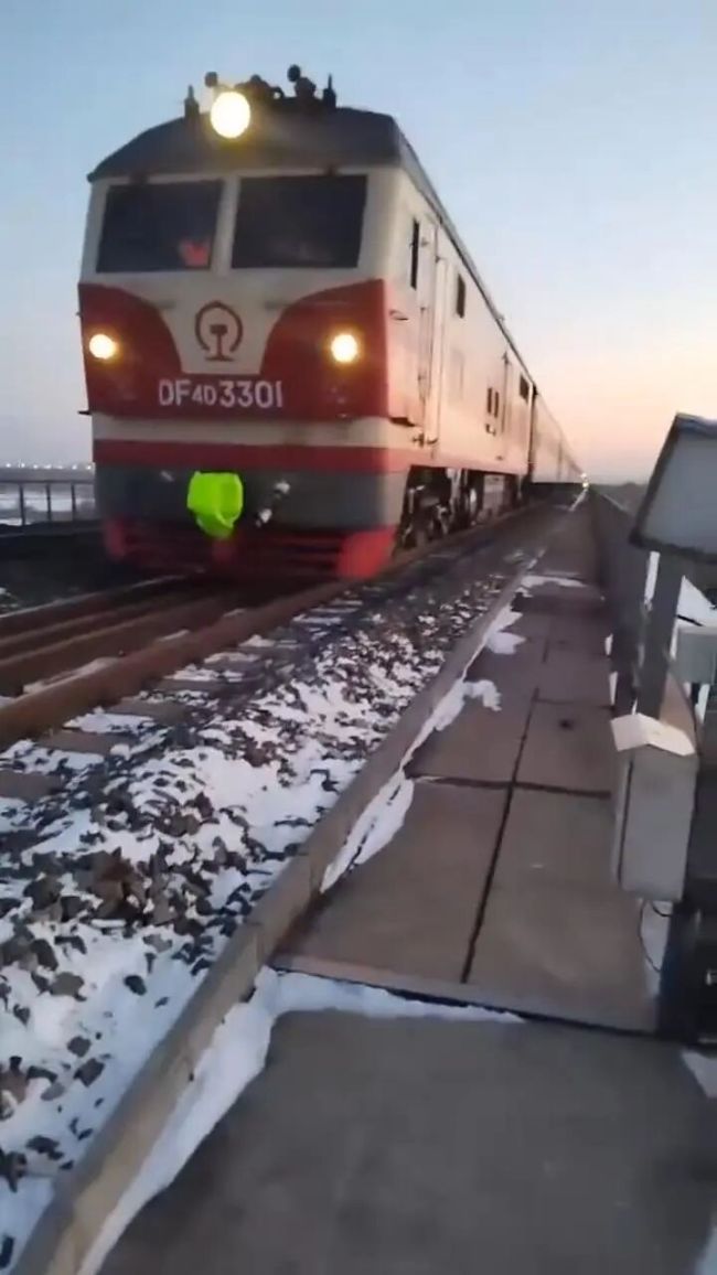 14岁男生闯入铁轨拍照逼停3趟列车 冒险行为受罚