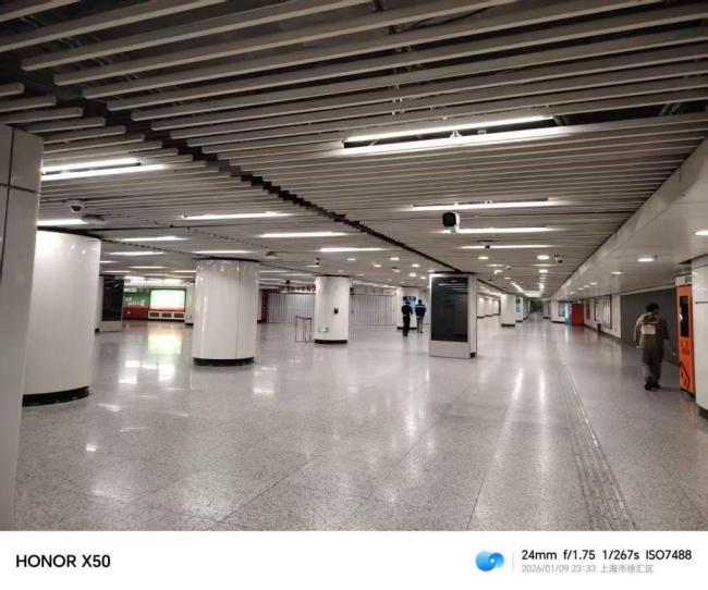 地铁站内引争议的广告被撤下 焦虑文案惹议