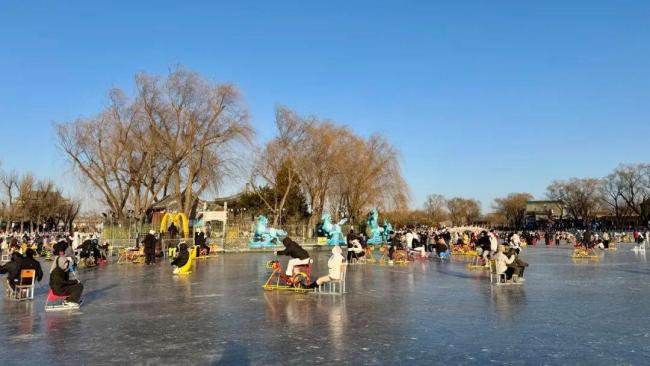 什刹海冰场鼓楼同框太出片 冰雪嘉年华欢乐启幕