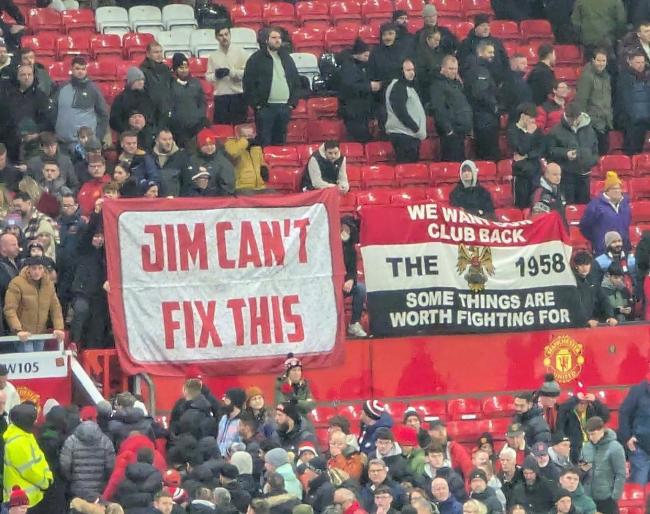 曼联足总杯出局 球迷横幅表达不满