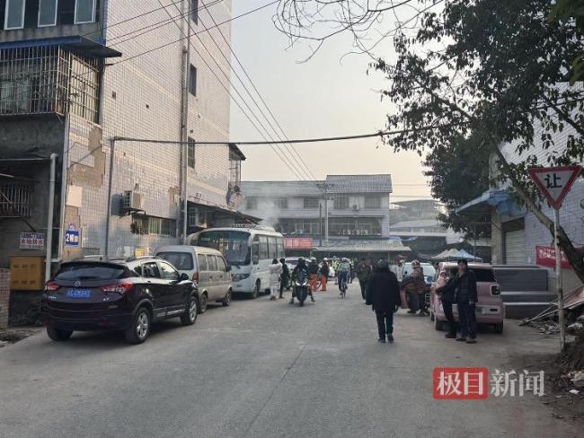 千人帮杀猪的庆福村热闹如5A级景区 刨猪汤成网红热点
