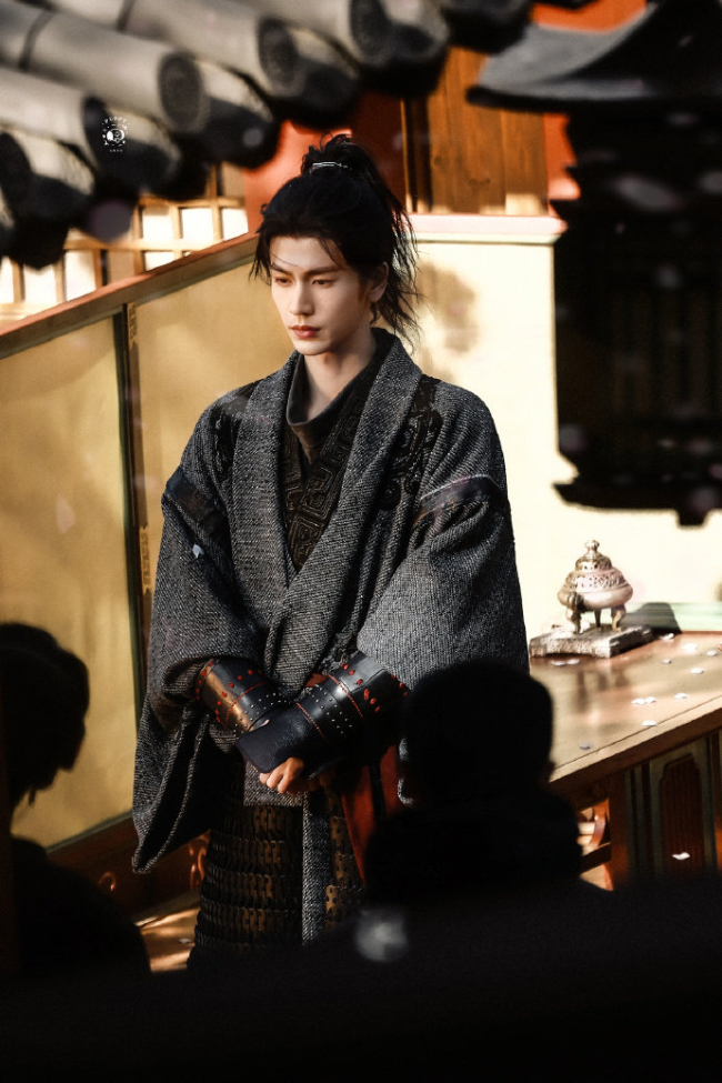 张凌赫归鸾第一场吻戏 小蜜蜂抢先一步