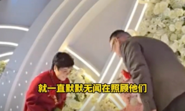 男子回应再婚被双胞胎儿子送上婚车 真情赢得祝福