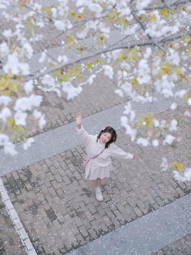 女大学生为抗癌女孩蓄发4年 传递温暖与希望