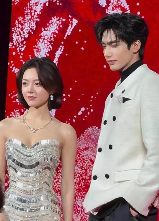 宋威龙赵今麦切蛋糕合照