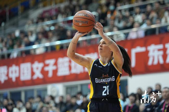 广东女篮遭遇赛季首败 激烈对决惜败山东