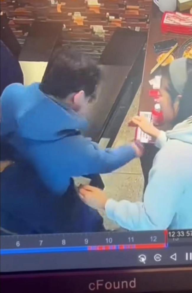 男子吃火锅卡喉店长10秒救回