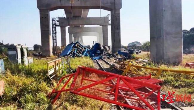 泰国施工起重机砸中火车致22死70伤 现场惨状令人痛心