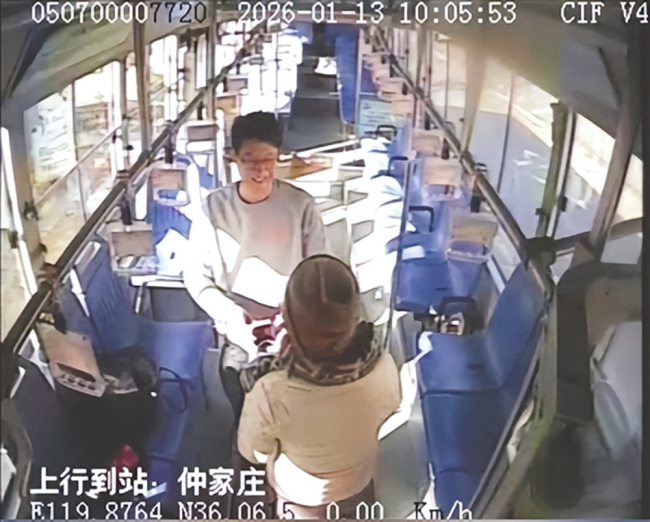 公交司机捡十多万黄金首饰如数归还