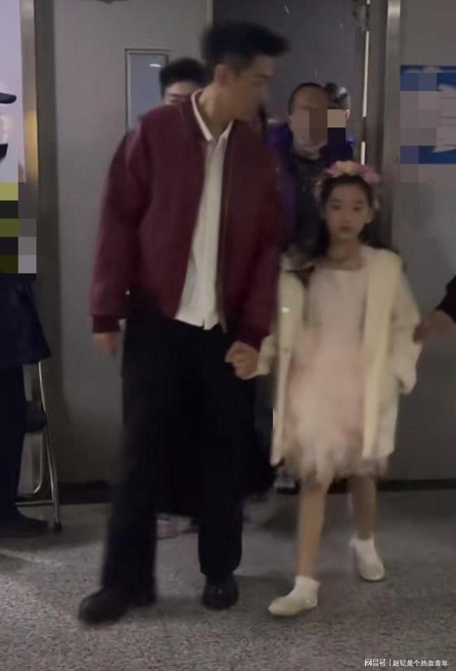 张维伊带小酒窝录制新春节目 父女情深感动网友