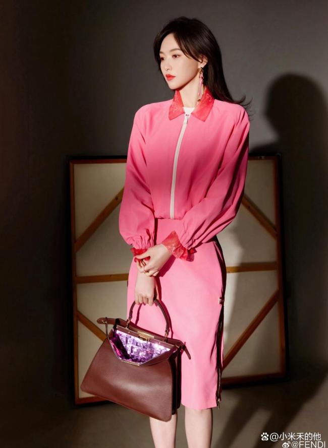 唐嫣粉裙 甜酷优雅穿搭解析