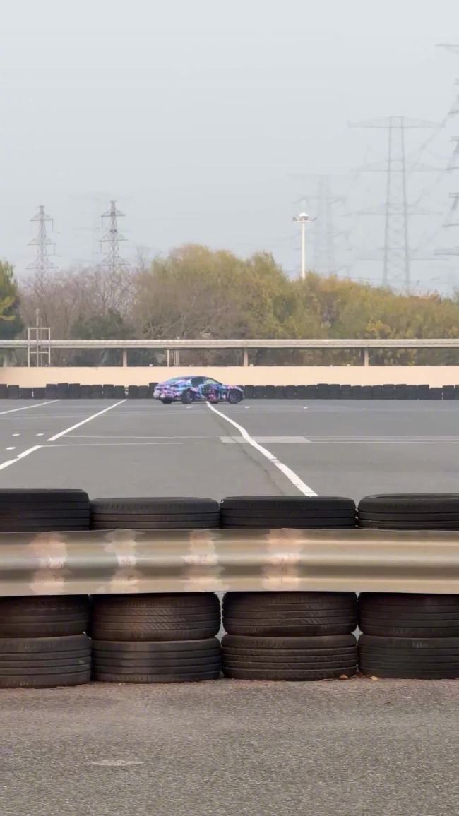 鸿蒙智行尚界Z7实车动态视频首曝 低趴轿跑设计亮相