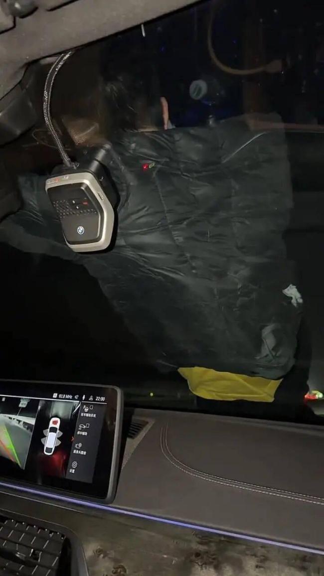 夫妻高速遇陌生男拦车并爬上引擎盖 惊险一幕引发关注