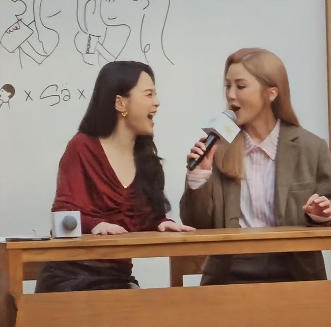 44岁阿娇与43岁阿Sa同框