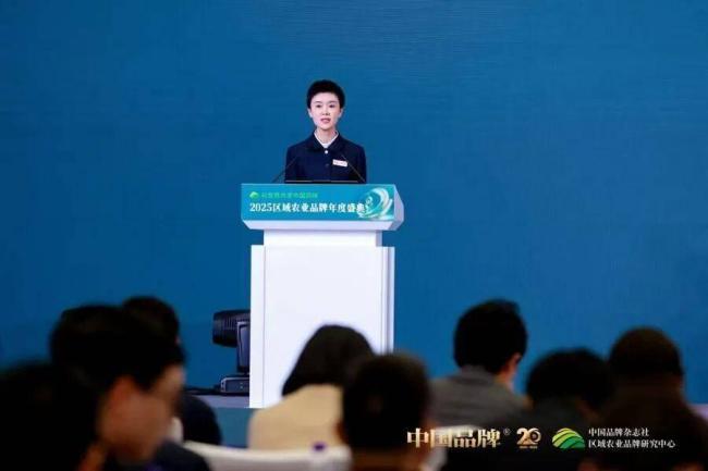 贺娇龙能成网红干部不只因一袭红衣 真心为民赢得敬仰