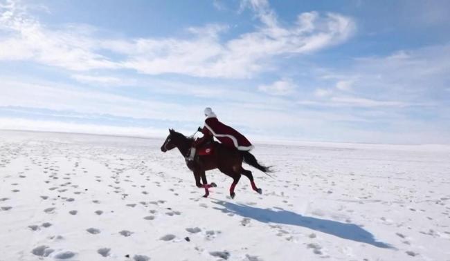 贺娇龙能成网红干部不只因一袭红衣 真心为民赢得敬仰