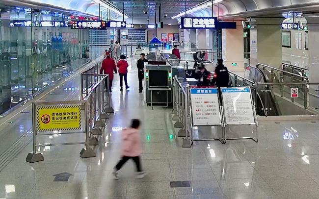 母亲突发不适4岁女儿求助