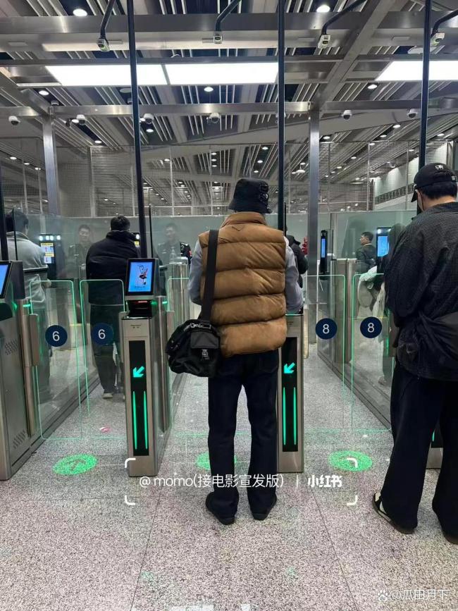 马龙到达米兰 帅气『穿搭』引关注